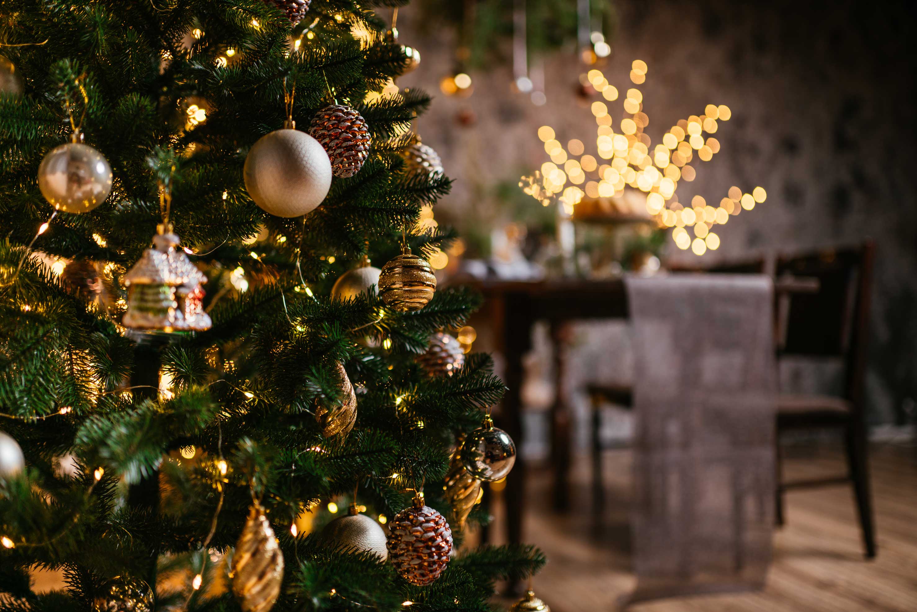 Weihnachtliches Wohnzimmer mit Tannenbaum und Lichtern